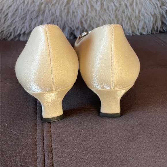 STUART WEITZMAN NWOT Cream Satin Kitten Heels Size 8 - Picture 3 of 10